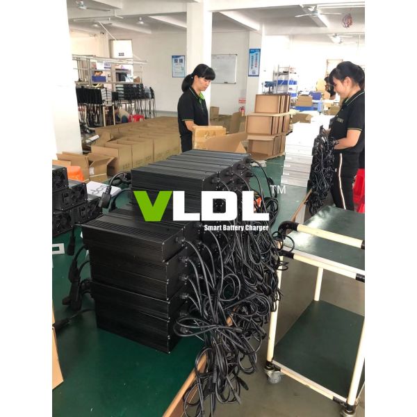 Light Weight 700W 12A 48 Volt Lithium Ion Battery Charger For E Bikes