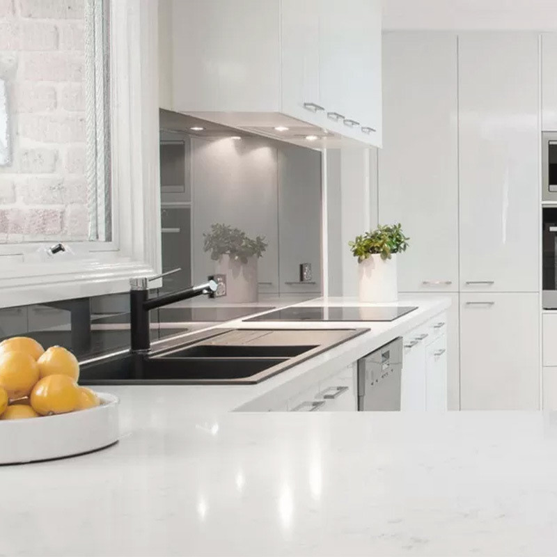 Italian Furniture Smart Kitchen Cabinets with Quartz Stone Countertop and Modular Design
