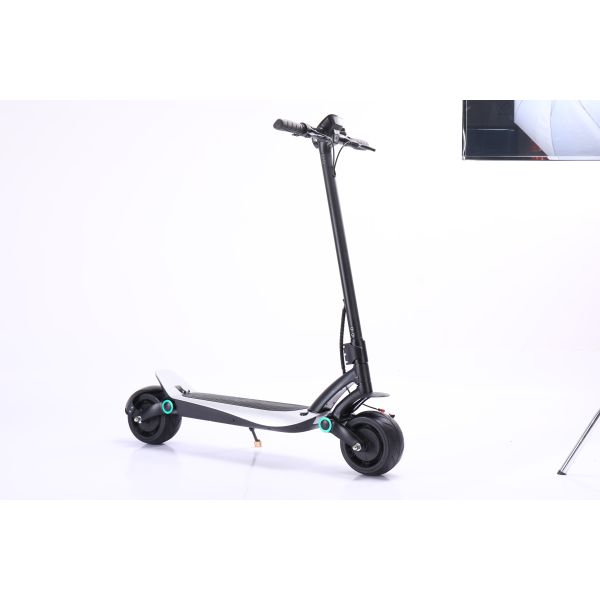 En la vespa eléctrica de moda de la venta con la batería y el motor de litio