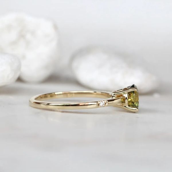 Чувствительные акценты CZ ювелирных изделий женщин лакомства вокруг зеленым кольца обещания захвата сапфира S925 покрытого золотом