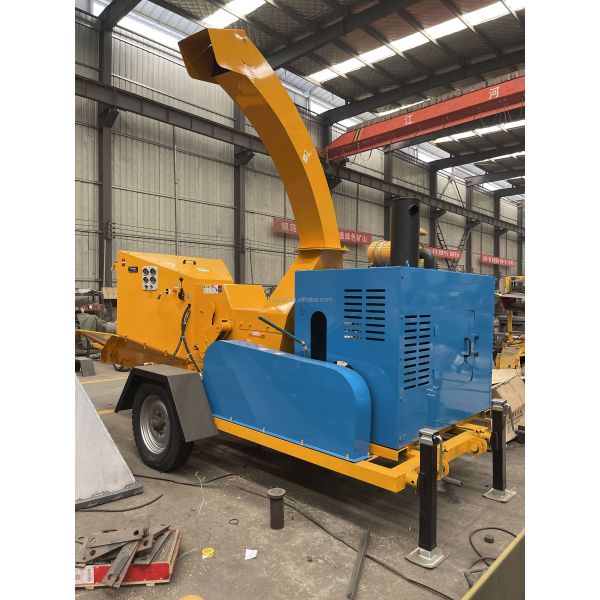 Crush Biomass Waste Wood with 102/110hp Turbo Diesel Engine Tree Grinder Wood Chipper