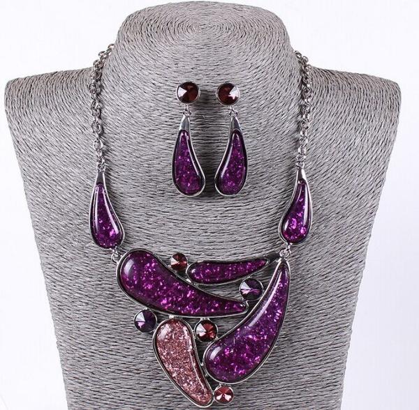 European retro-grade resin glitter sprinkled with diamond necklace with earrings