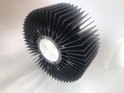 O preto grande do tamanho anodizou fazer à máquina de furo raspando do dissipador de calor de alumínio do girassol da extrusão