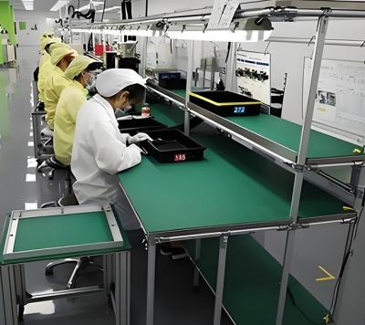 Station de travail sécurisée par ESD avec point de raccordement à poignet ESD