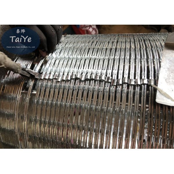 Galvanized Metal Razor Wire Clips 1.5mm Thickness For Hold On Razor Mesh