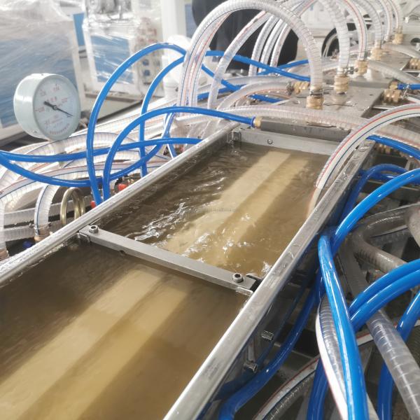 Machine d'extrusion de profilés en plastique pour la ligne de production de cadres de portes en WPC/PVC solide