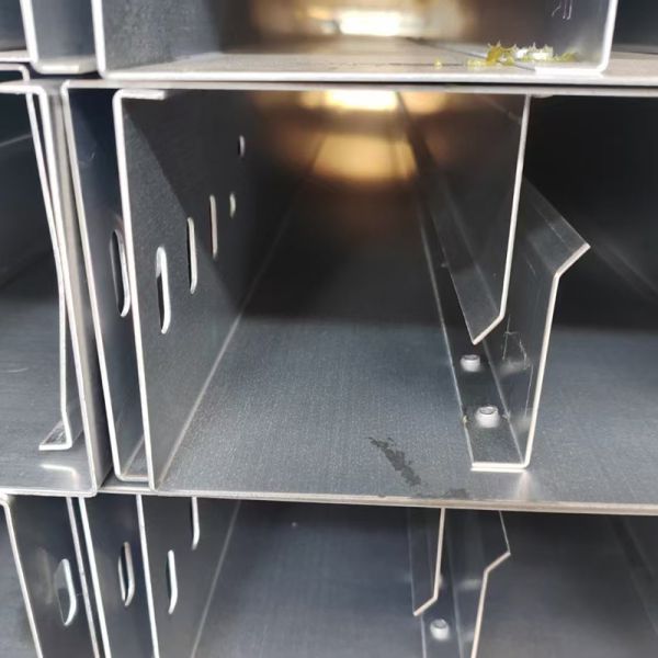 Cable revestido con polvo bandeja de metal de lado de tren de alta altura 25-200 mm de alta resistencia a la corrosión grado industrial