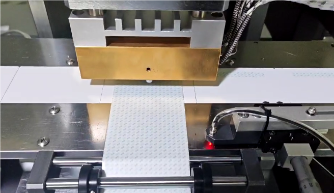 Двухстанционная машина для печатания горячей фольги с антифальшивой голограммой