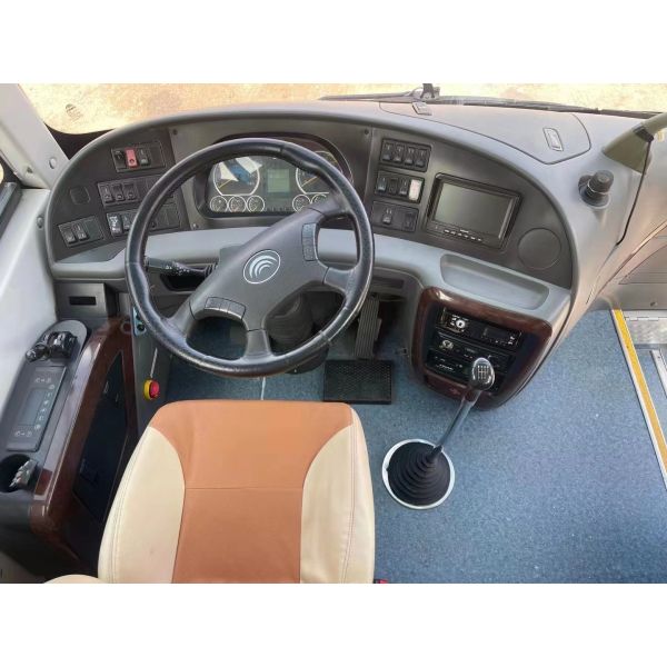 Autobús viejo 35 asientos Yutong ZK6808 portaequipaje Transmisión manual con aire acondicionado