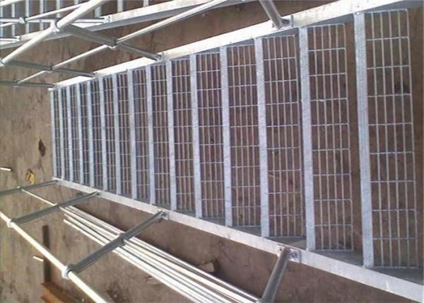 Passos de escada de aço da largura antiderrapante de Glvanized 215mm que raspam para a plataforma ou a construção industrial
