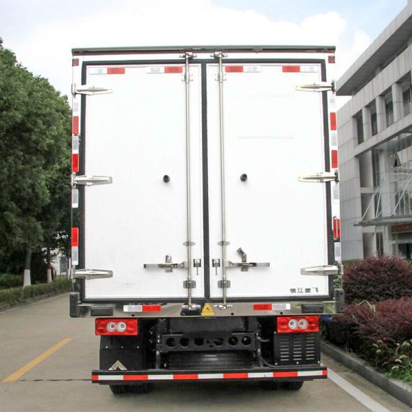 Foton Refrigerated Transport Truck 130HP 4X2 2ton Carrier Cooler For Meat / Fish Transport