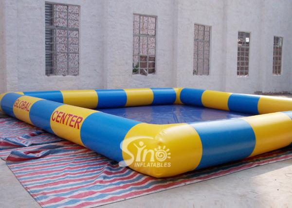 As crianças azuis amarelas da interfase N molham a piscina inflável grande da bola para o arrendamento da zona aberta