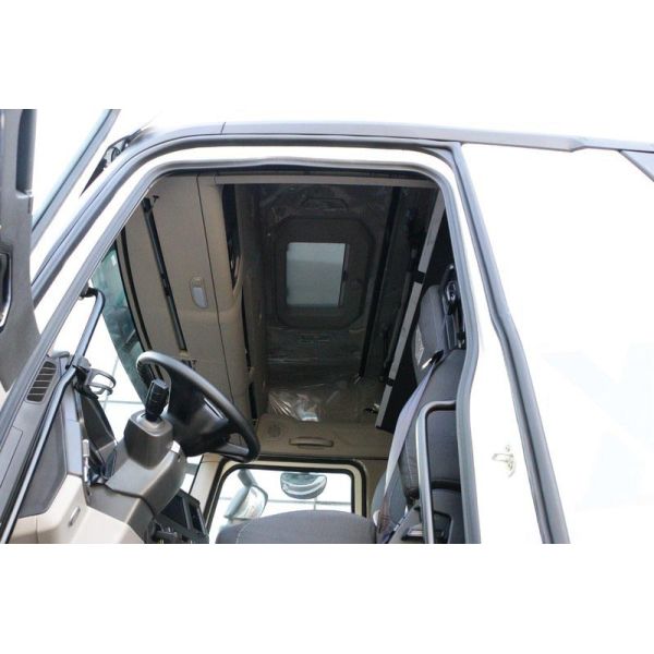 9.6 Meters Sinotruk HOWO Cargo Box Truck MAX 330HP 6X2