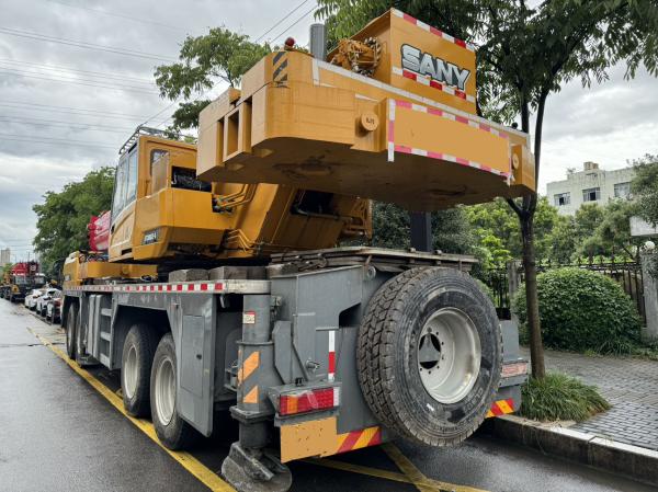 2024 Sany Grue utilisée STC800C5-8 Main Boom 50,5 mètres Jib 17,5 mètres contrepoids 20,5 tonnes Excellentes conditions de travail.