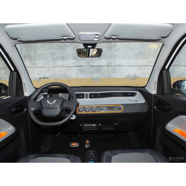 Small mini electric vehicle made in China spot sale by SAIC Wuling