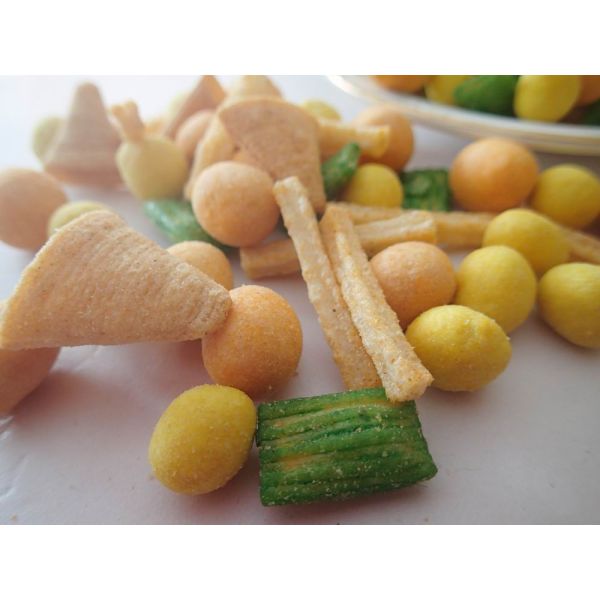 Good Tasty Best Price Chinese Rice Cracker Mix with Nuts Gluten Free Triangle crispy cracker snack