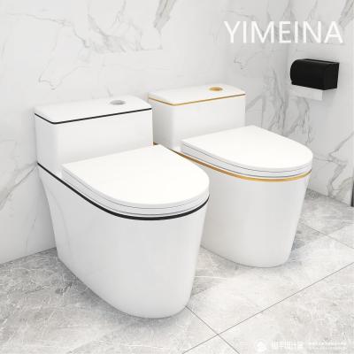 Sifão do ouro branco que nivela parte cerâmica moderna da bacia de toalete a uma