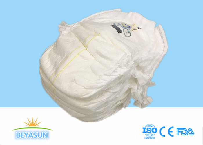 Младенец медицинского обслуживания брюки пеленок вытягивают поднимает пеленки младенца