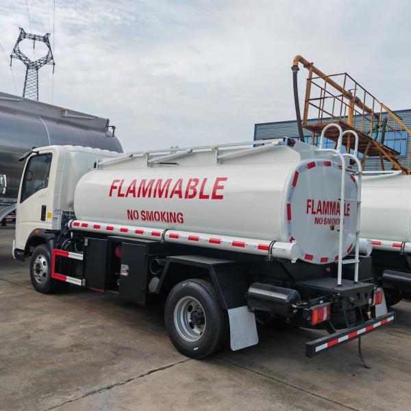 HOWO RHD Fuel Oil Tank Truck 8000 Liters Mobile Refueling Truck 154HP