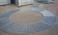 Q235 Grilles métalliques de drainage d'eau Grille galvanisée en acier pour le drainage des allées
