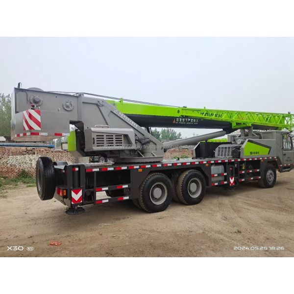 30 Ton Used Zoomlion Crane with Excellent Performance and Max. Lifting Height of 4.5m