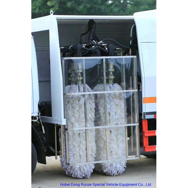Truck Mounted Road Guardrail Sweeper For Road Fence Cleaning With Brushes 1000L Water