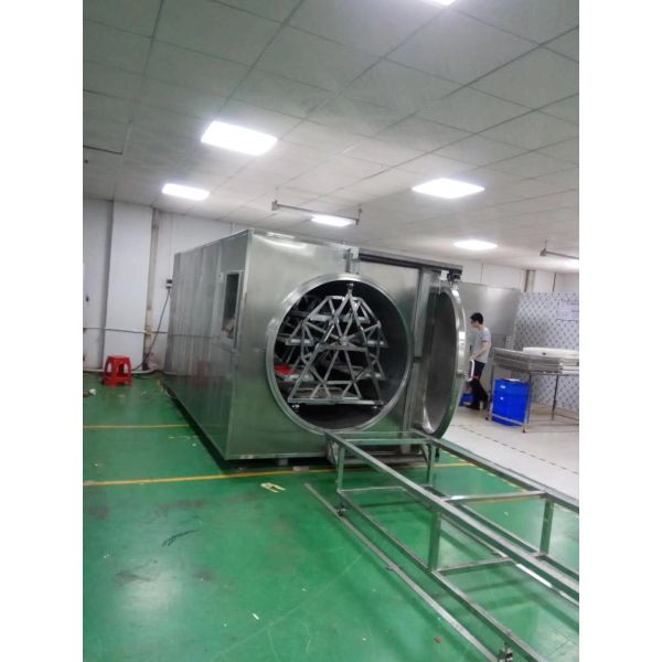 El animal doméstico trata el secador del vacío de la microonda