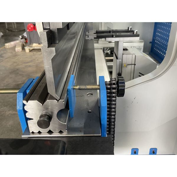 Hydraulic CNC 8 +1 Axis Press Brakes Electrohydraulic Press Bending Brake For Special-Shaped Workpieces