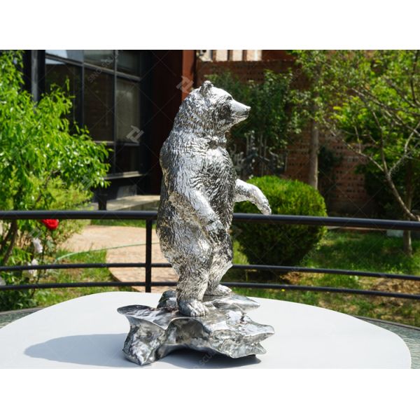Escultura fundida de acero inoxidable de color plateado de un oso de pie para la decoración del hogar