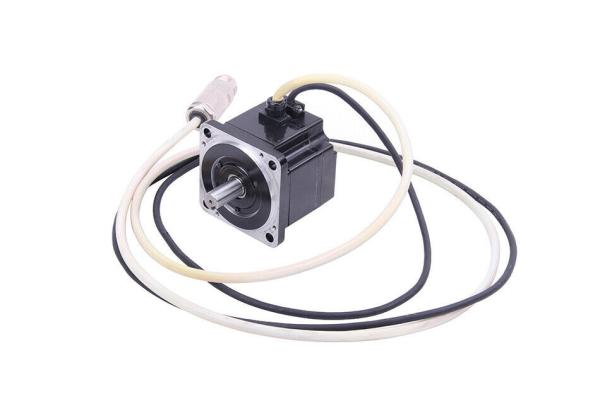 SGMPH-02DAA-YG12 a estrenar y original, 400v 200w, MOTOR SERVO 200 VAC 2 amperio 1500 RPM 0,2 kilovatios 0,637 nanómetros.