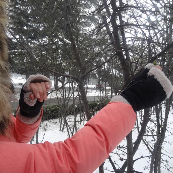 Wholesale sheepskin leather snow mitten gloves in winter