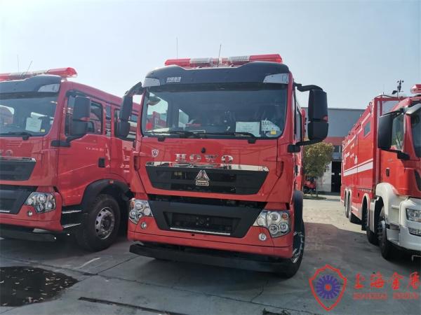 Carro de bombeiros dobro competitivo da espuma dos assentos 213kw da cabine seis com o tanque 8000L