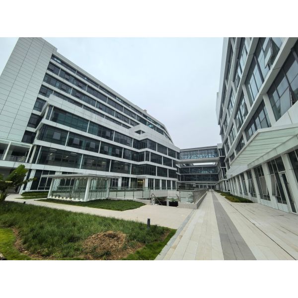 Hojas ACP con acabado brillante, de 4 mm de espesor, diseñadas para fachadas de edificios públicos.