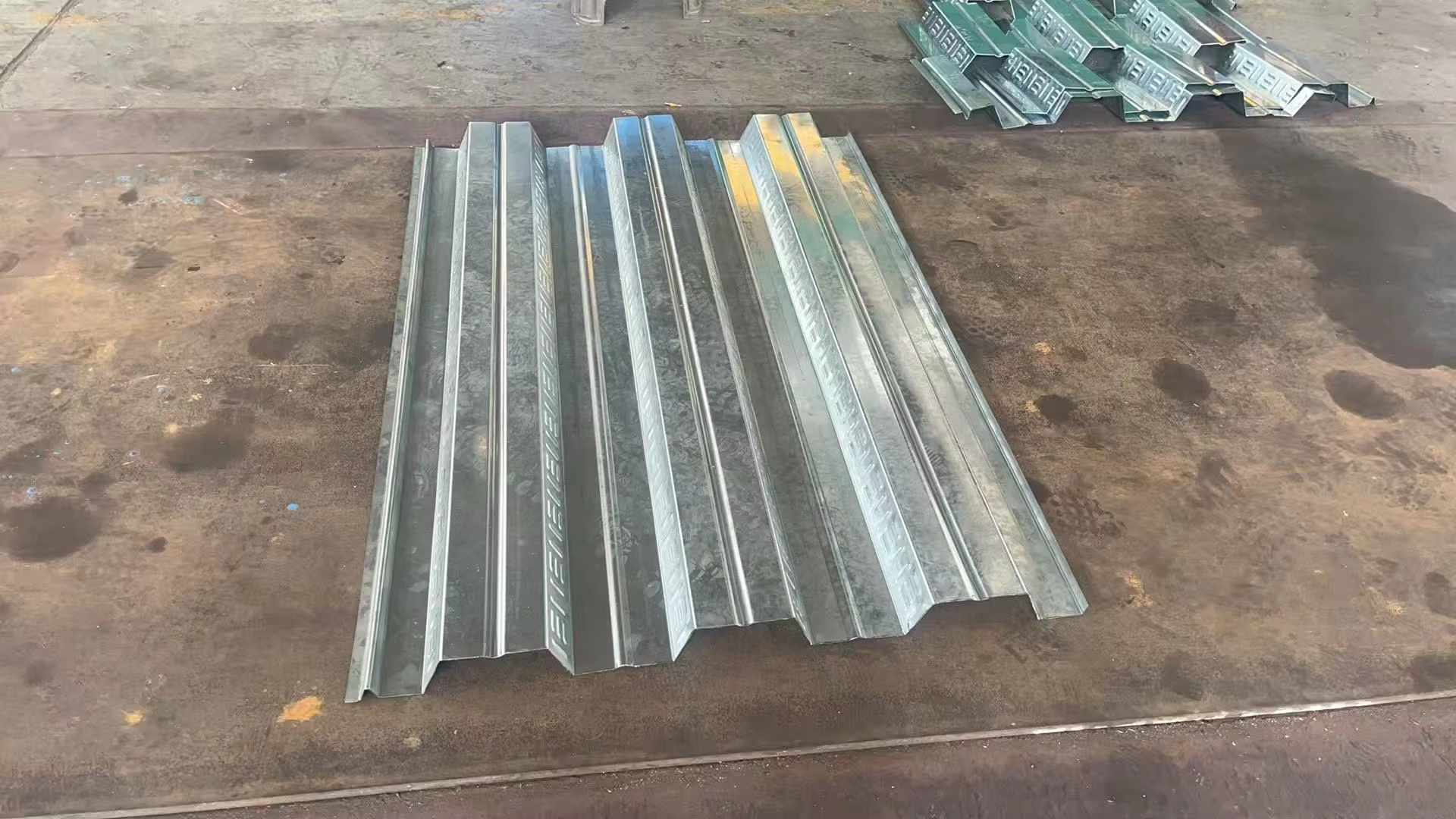 Mexico With Embossing Ribs 0.6-1.2mm 2.5 Inch Metal Deck Floor Roll Forming Machine Industrial Factory Multi-Story Building