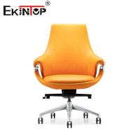 Silla de oficina de cuero elegante con respaldo transpirable y altura ajustable