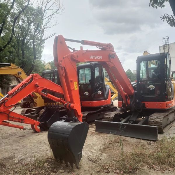 Подержанный экскаватор Hitachi ZX50U хорошего качества и доступной цены