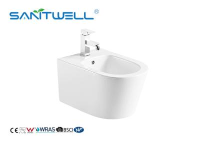 Material confortável de Hung Bidet Concealed Tank Ceramic da parede da limpeza de auto