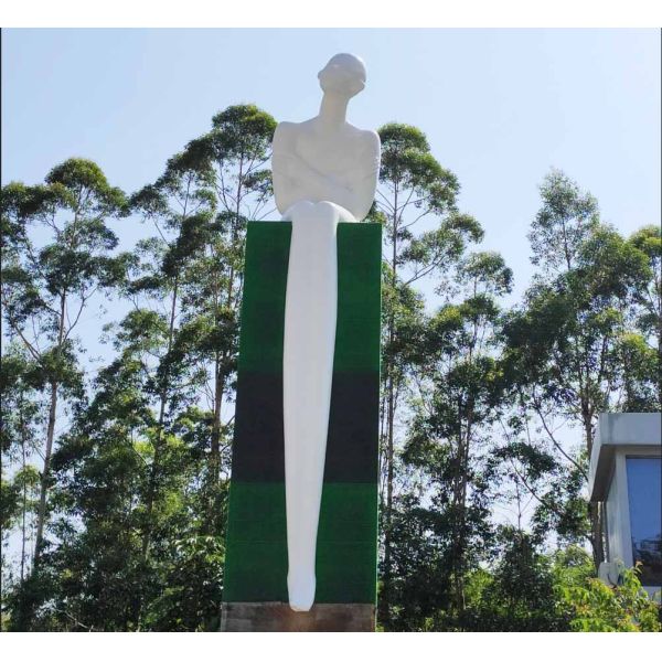 Estatua blanca del arte moderno del barniz de la hornada del diseño del ODM para el jardín al aire libre grande