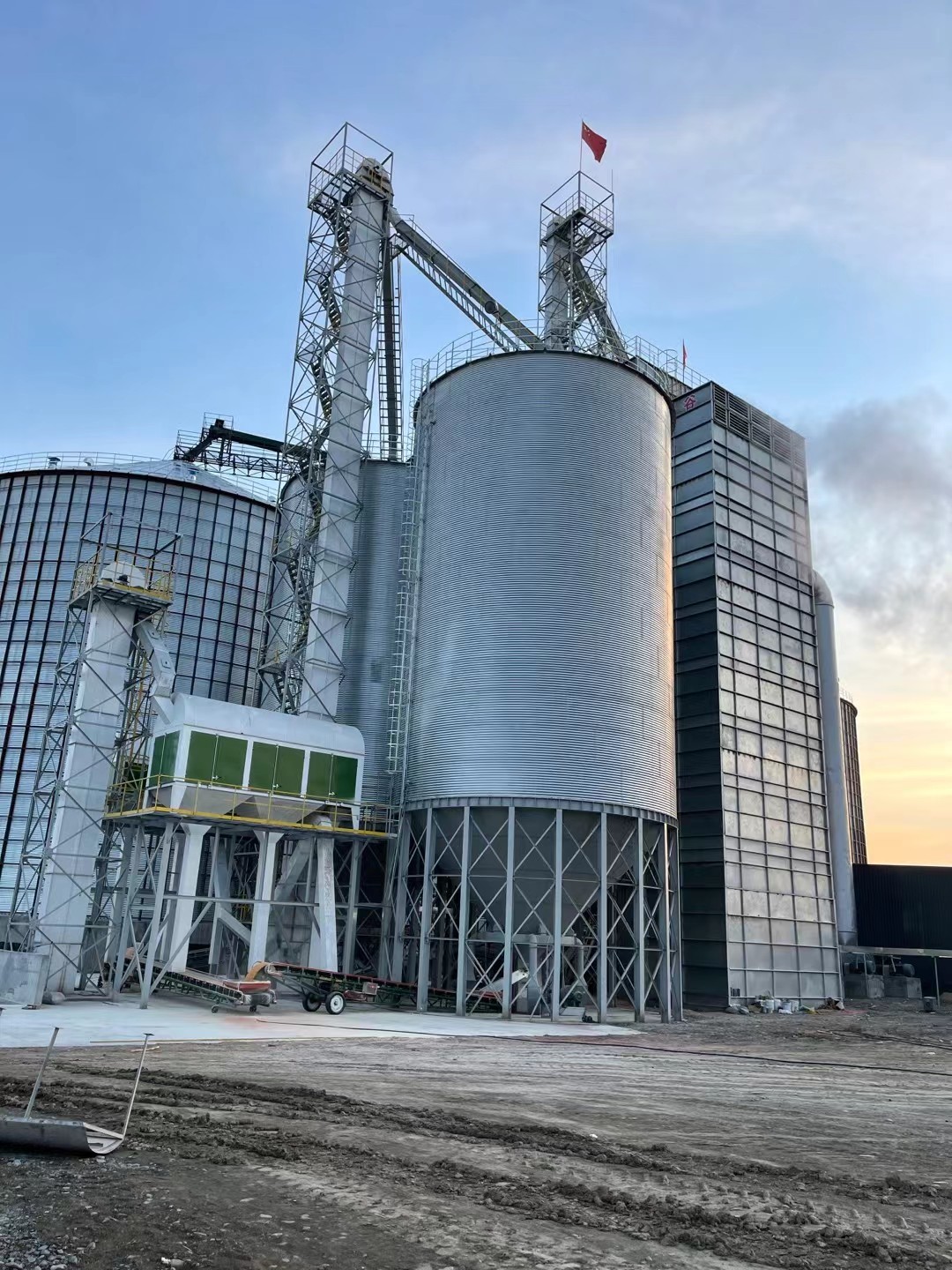 Efficient continuous low‑temperature drying reducing breakage  preserving grain quality  energy‑saving  intelligent and stable operation