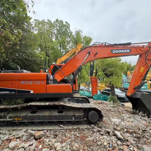 Excavateur d'occasion doosan dh225 en vente /faible temps de travail utilisé