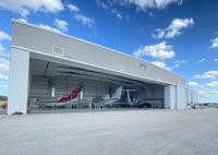 Hangar à structure métallique à longue portée avec salon et bureau
