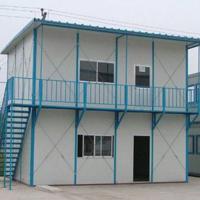 Casa de contenedores de envío de dos pisos con piso de contrachapado