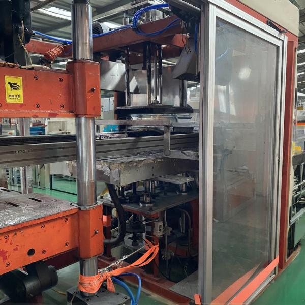 Machine à moulage sous vide en plastique de 12 tonnes pour fabrication rationalisée Poids de la machine 12 tonnes