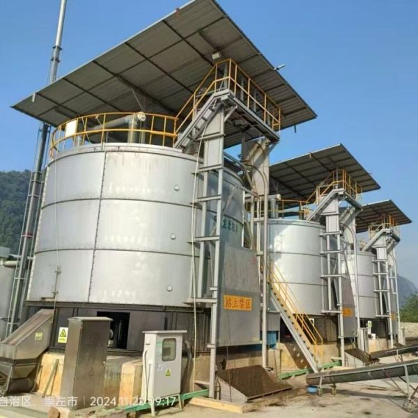 Vertical aerobic fermentation tank