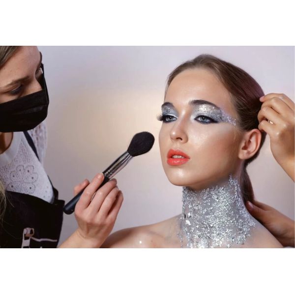 Vonira Новое прибытие Биоразлагаемые кукурузные волокна Макияж порошок щетка с серой алюминиевой решеткой Эко свободное деревянное рукоятка