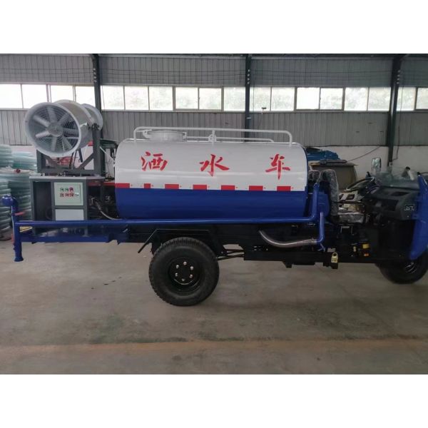 Camión pequeño verde diesel de 3 metros cúbicos para supresión de polvo en el sitio con capacidad de rociado de pistola de niebla
