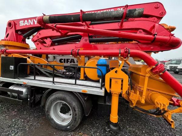 Pompe à béton d'occasion Sany 21 mètres rouge de 2013 avec châssis Benz
