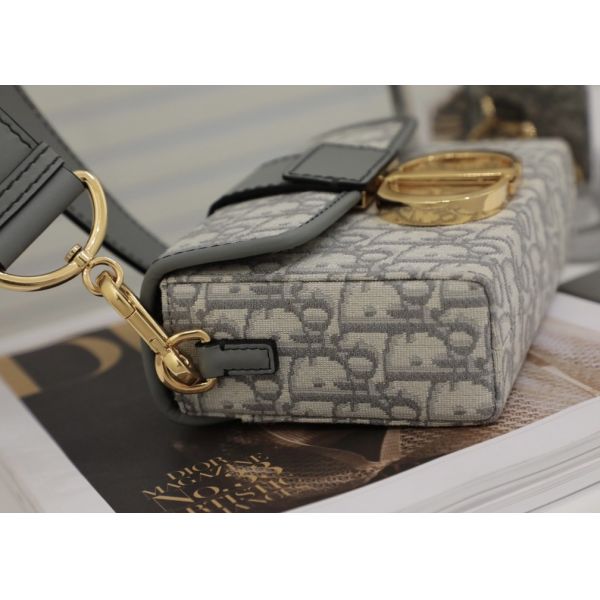 30 Montaigne's Collection One Shoulder Handbag 17.5cm Length Elegant Look