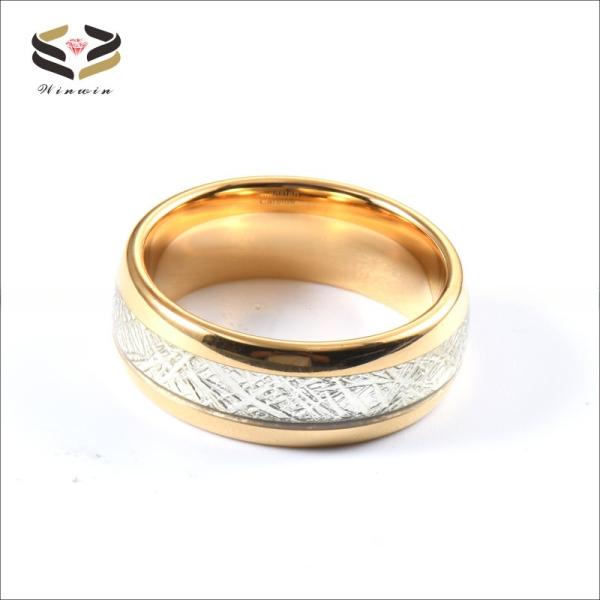 Une bague en carbure de tungstène d'or de 8 mm avec une incrustation de météorite
