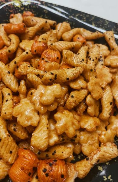 Uma variedade de sabores misturados de petiscos ocasionais da grão da barra do arroz japonês